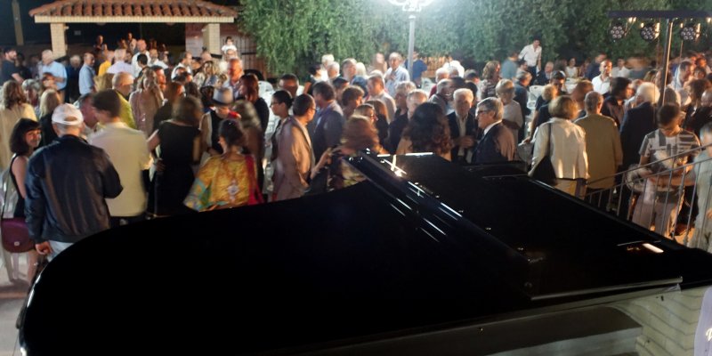 SERATA INAUGURALE 2017 IL PUBBLICO SALUTA IL PIANISTA BELLUCCI A FINE CONCERTO
