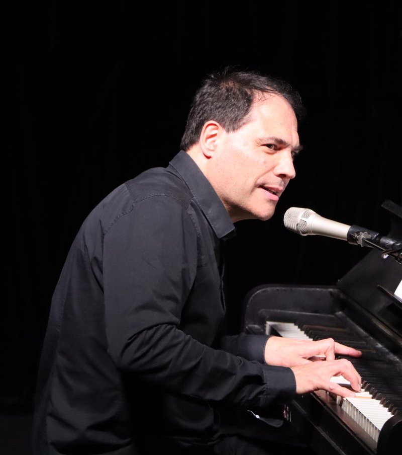 RECITAL LÉO FERRÉ, UNE VIE D'ARTISTE JEAN-BAPTISTE FOULQUIER, voce e pianoforte